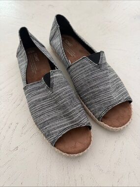 Toms Open-Toe Slip-On Alpargata Espadrilles in Black & White Stripe Sz 9.5